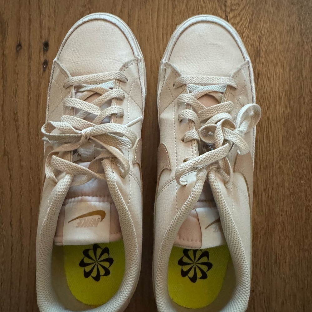 Women’s Court Legacy Cream Sneakers